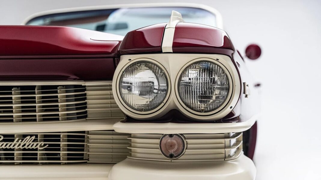 Cadillac Serie 62 descapotable de 1963 personalizado con los colores de Häagen-Dazs, convertido en una heladería sobre ruedas.