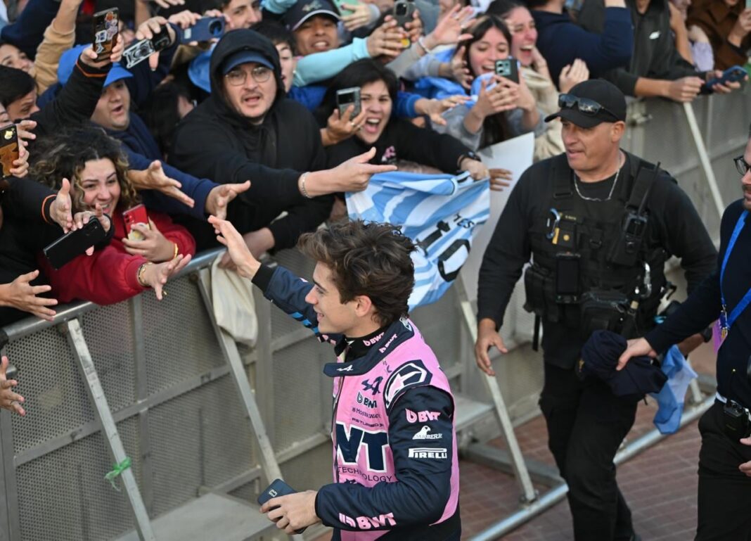 Auto de Fórmula 1 en las calles de Palermo