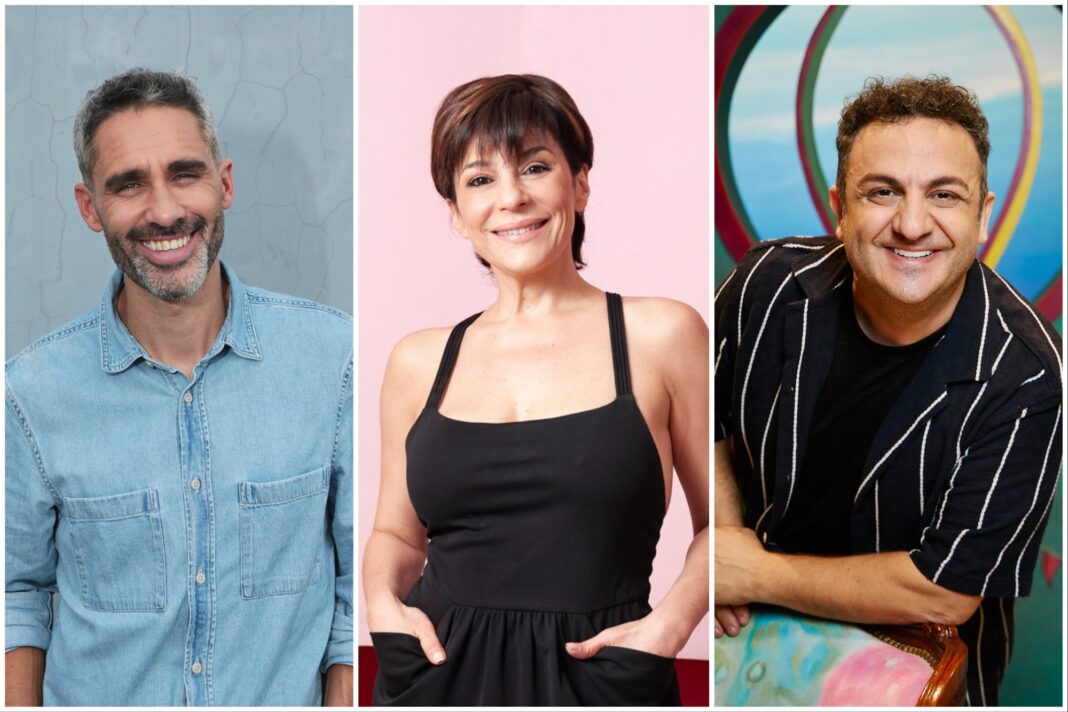 Estudio de televisión con cámaras y luces, representando la producción de programas.