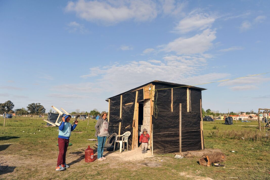 Gráfico con los valores de la Canasta Básica Total y Alimentaria en Argentina, marzo 2024.