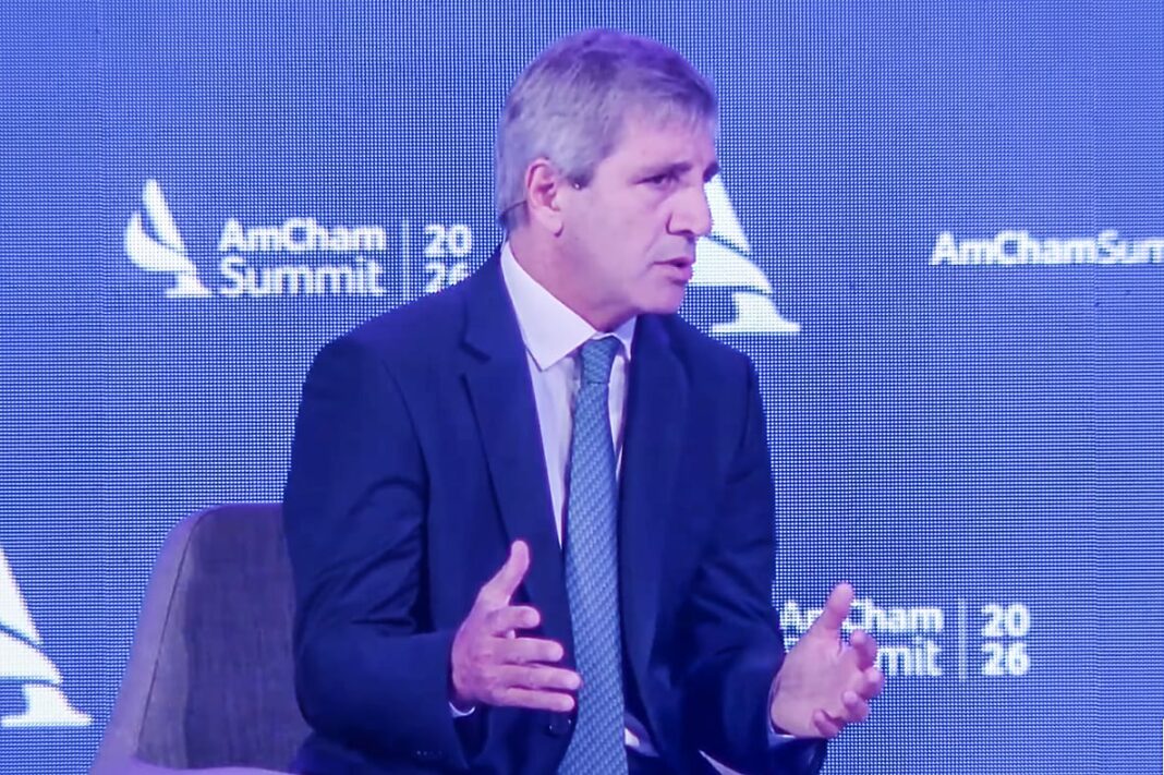 Luis Caputo, ministro de Economía, en una conferencia de prensa