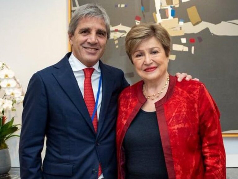 El ministro de Economía Luis Caputo en reuniones de trabajo.