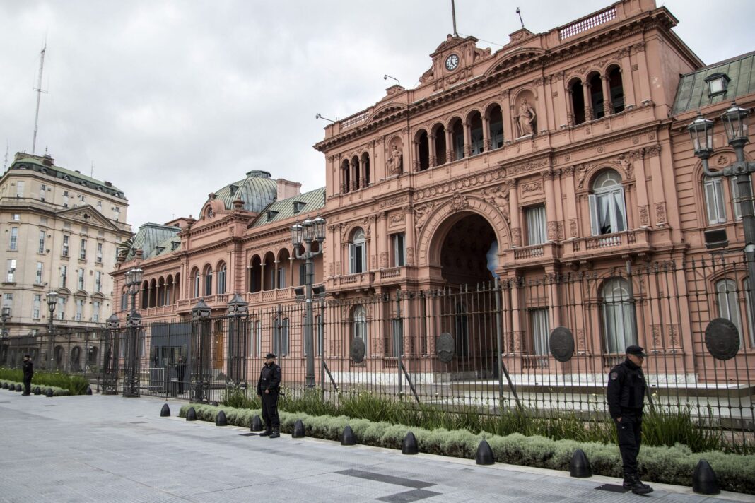 Vista de la fachada de la Casa Rosada con vallas y personal de seguridad