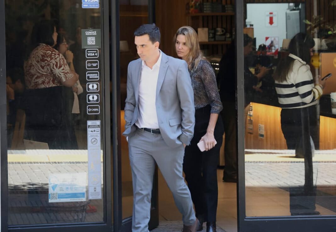 Vista de la Casa Rosada desde la Plaza de Mayo con rejas y periodistas