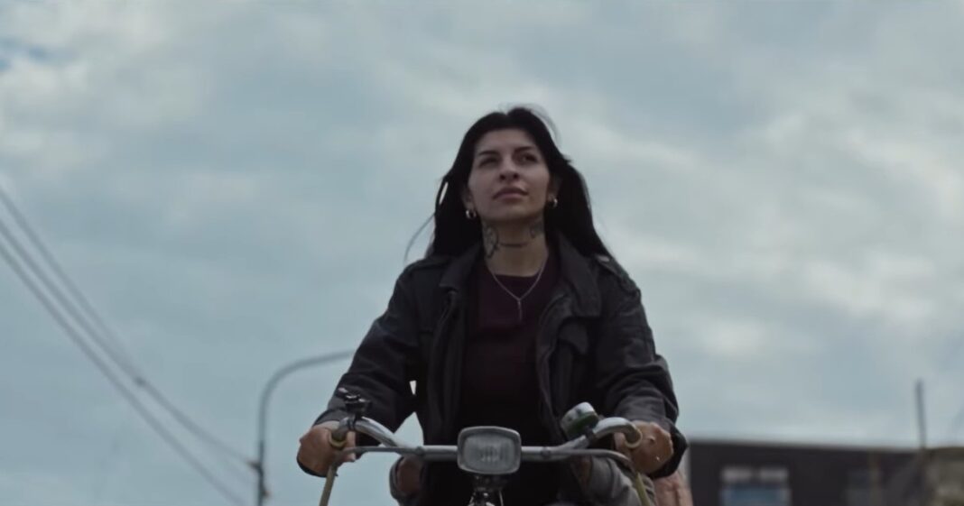 Cazzu en un fotograma de la película 'Risa y la cabina del viento'