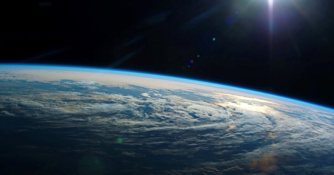 Ilustración conceptual de la Tierra y una gran represa, con flechas que indican rotación.