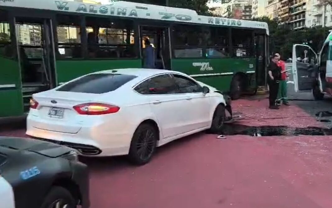 Accidente de tránsito en el cruce de las avenidas 9 de Julio y Santa Fe, en el barrio de Retiro, Ciudad de Buenos Aires.