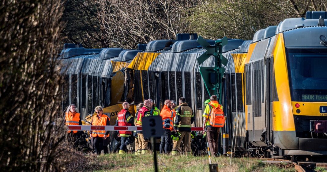 Operativo de emergencias en la vía férrea tras el choque frontal de dos trenes en Dinamarca.