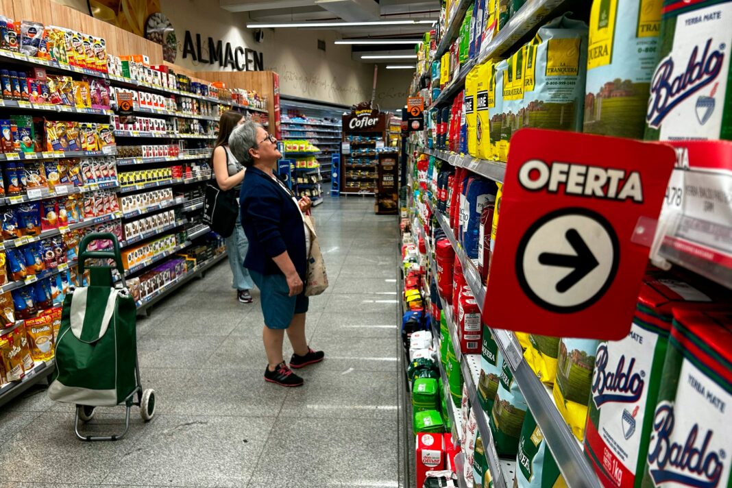 Gráfico de barras descendente que representa la caída de la confianza del consumidor en Argentina en abril