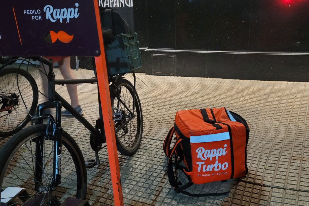 Repartidor de una app de delivery en una calle de Buenos Aires, con su mochila térmica.