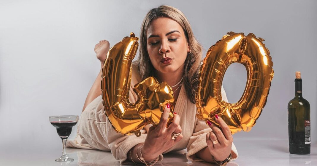 Persona adulta reflexionando frente a una ventana, representando la introspección de la mediana edad.