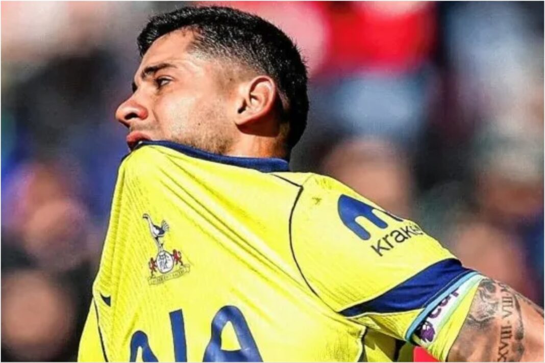 Cuti Romero, defensor de la selección argentina, en el suelo tras sufrir una lesión en la rodilla durante un partido del Tottenham.