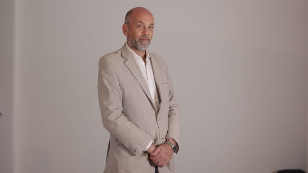 Persona con discapacidad en un entorno laboral, con apoyo de un colega