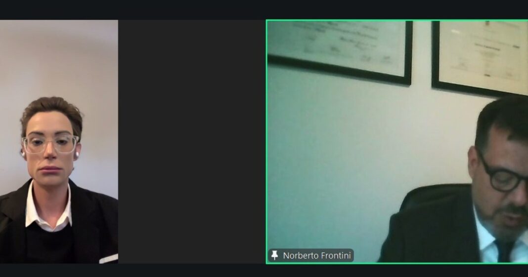 Ilustración de una balanza de la justicia frente a un edificio de tribunales.