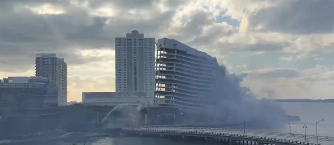 Implosión controlada del edificio del Hotel Mandarin Oriental de Miami durante su demolición.