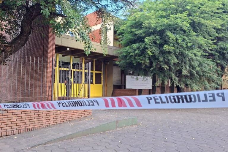 Ilustración genérica de una escena de investigación policial en un barrio urbano.