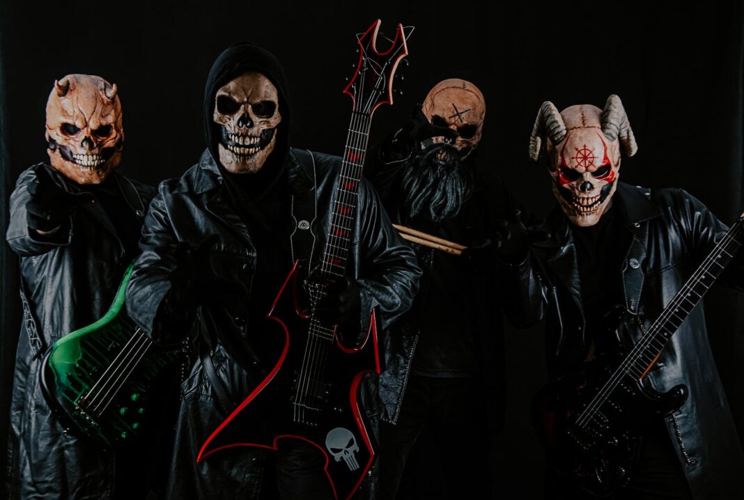 Integrantes de la banda argentina Devilsnite, grupo de horror metal.