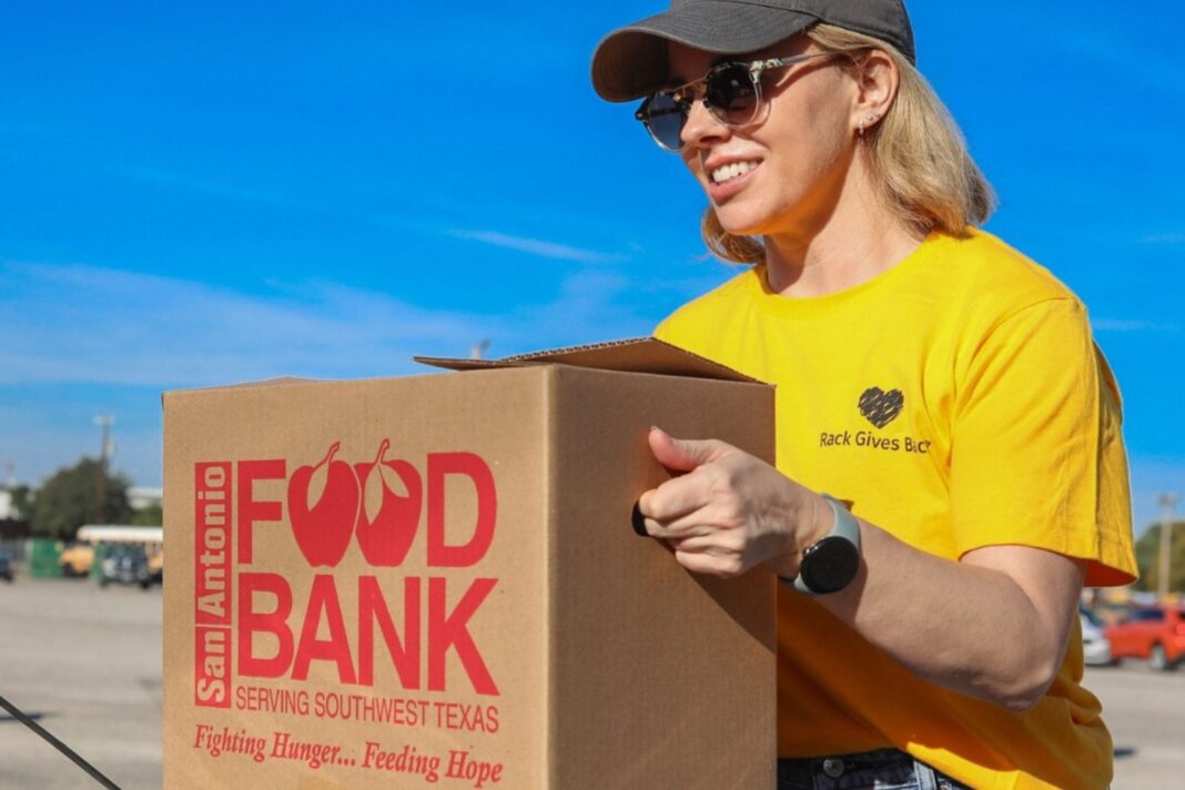 Voluntarios entregando cajas de alimentos en un centro de distribución en Texas