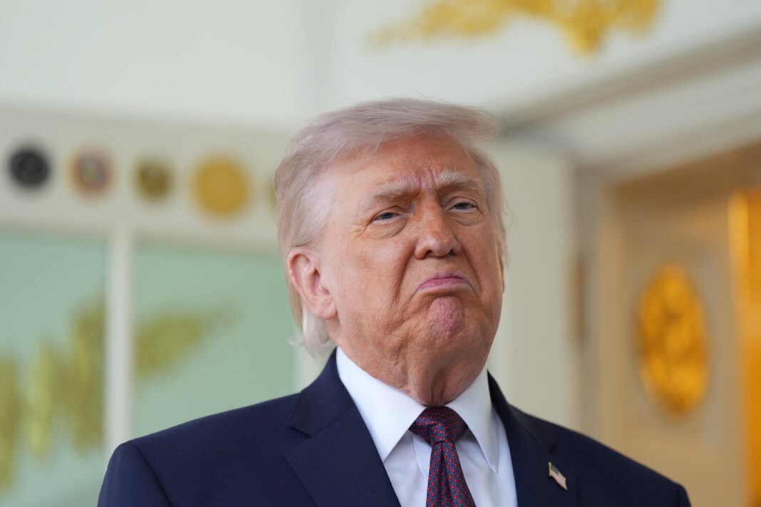 Mapa que muestra la ubicación del estrecho de Ormuz en Medio Oriente, con iconos de buques de guerra.