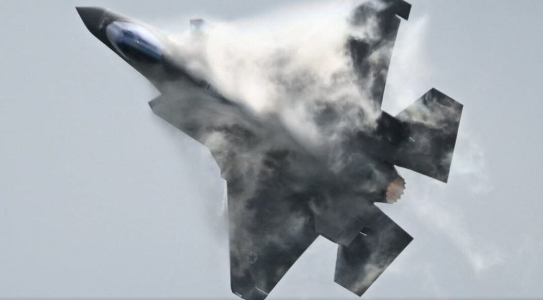 Restos de un avión de combate en terreno desértico, presuntamente un F-15E derribado en Irán.