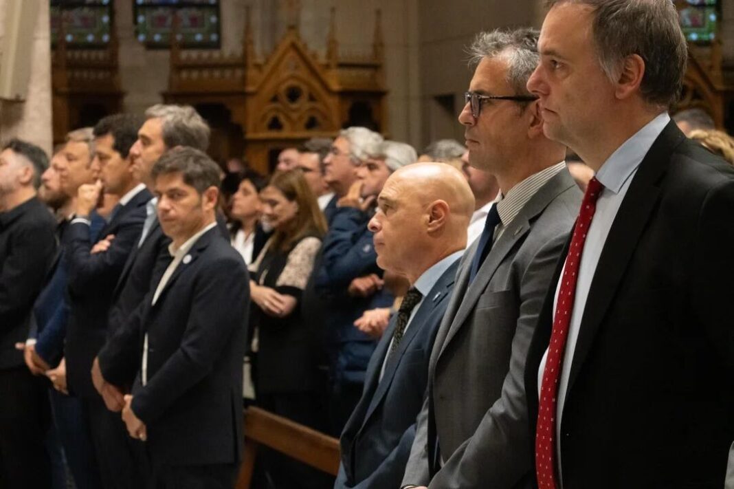 Fotografía de grupo de funcionarios durante el acto oficial en la Basílica de Luján.