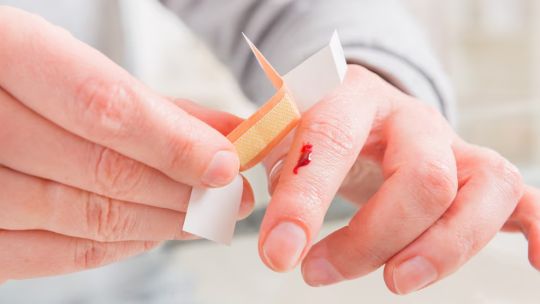 Médicos reunidos en una sala de conferencias en Córdoba debatiendo sobre hemofilia