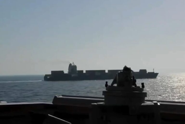 Ilustración de un buque de guerra y un carguero en el mar, representando la intercepción en el Golfo de Omán.