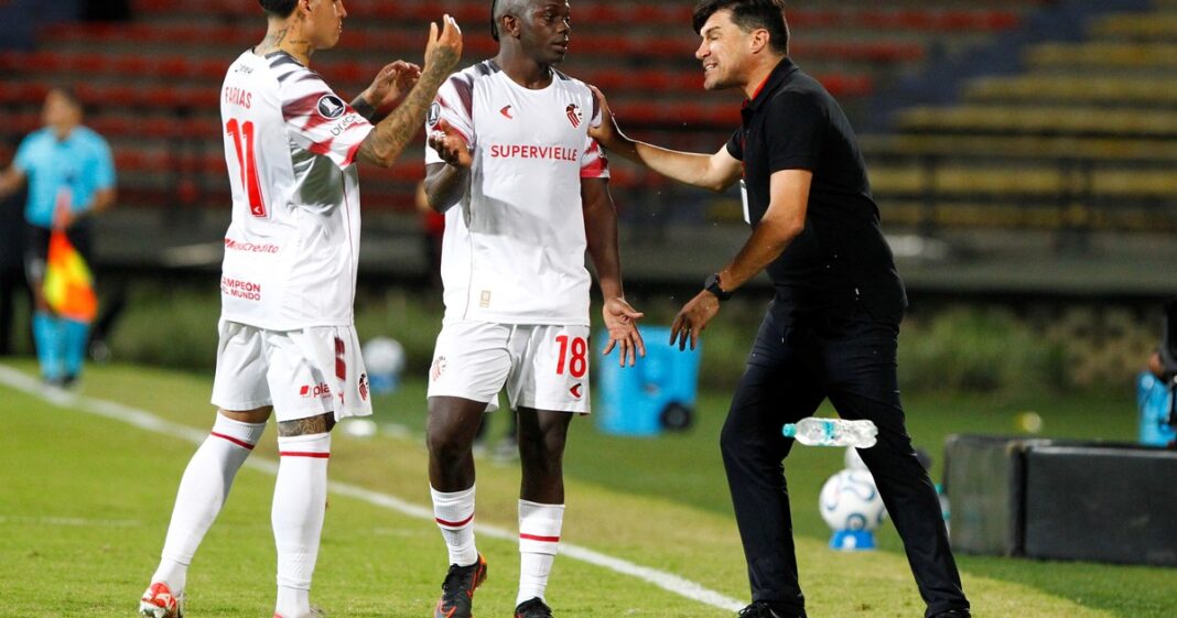 Jugadores de Estudiantes y Unión durante un partido de fútbol en el estadio Jorge Luis Hirschi.