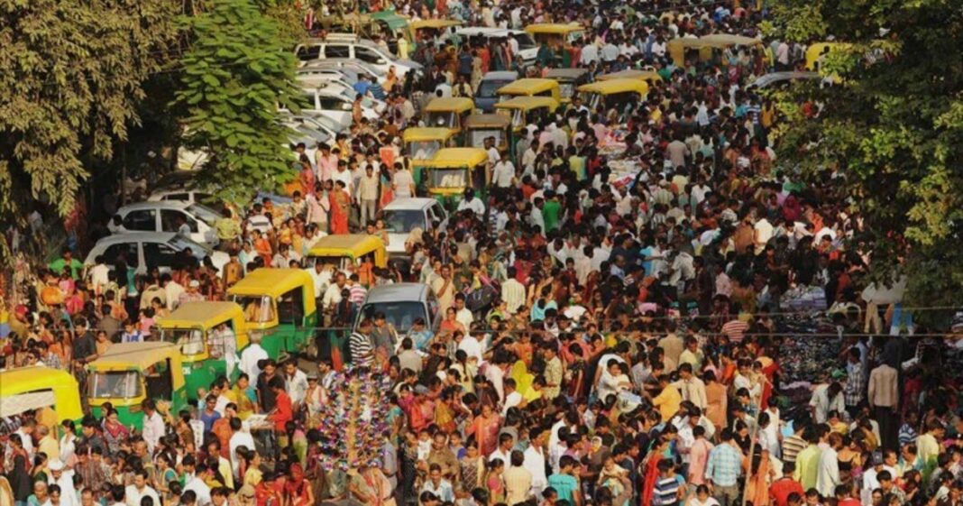 Gráfico que representa la población mundial y la capacidad de carga del planeta, con iconos de recursos naturales.