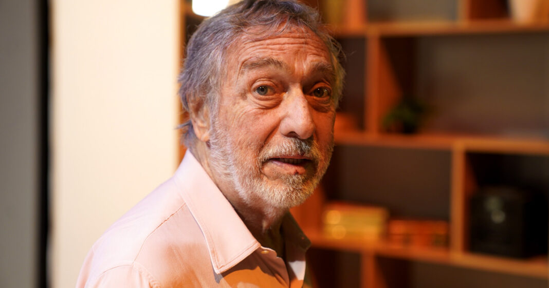 Retrato del actor Luis Brandoni sonriendo.