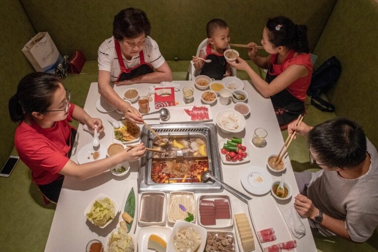 Edificio de 15 pisos construido por una familia para albergar a cuatro generaciones en la aldea de Zhuyuan, China.