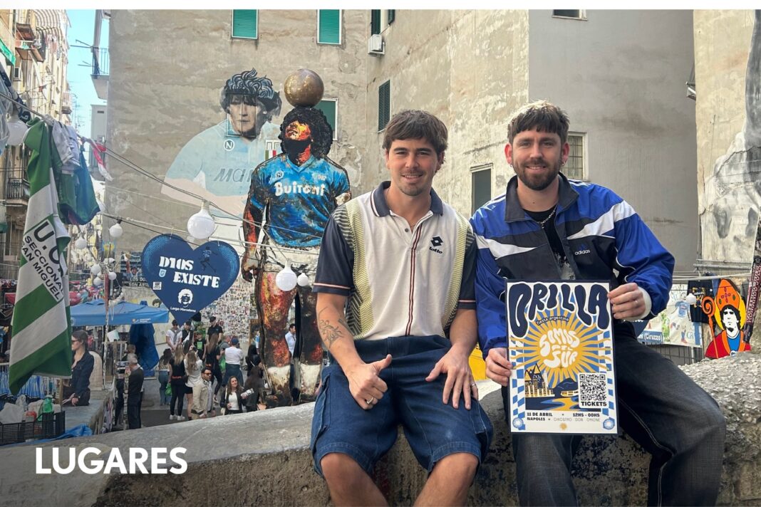 Personas disfrutando del festival Orilla en Nápoles, con parrilla, banderas y ambiente festivo.