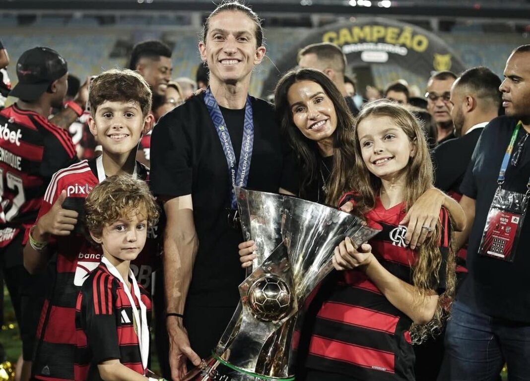 Filipe Luis, entrenador brasileño, durante una conferencia o partido.