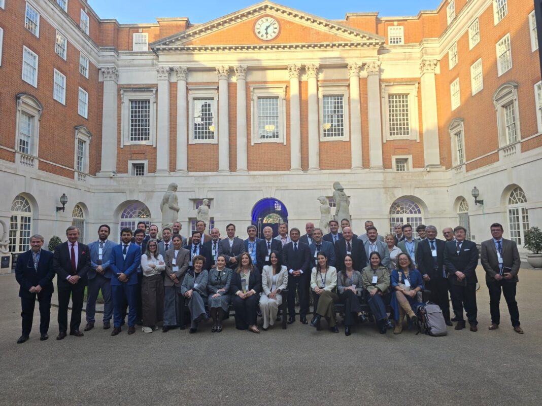 Mapa de América Latina destacando la cooperación regional en salud a través de los Fondos Rotatorios de la OPS.
