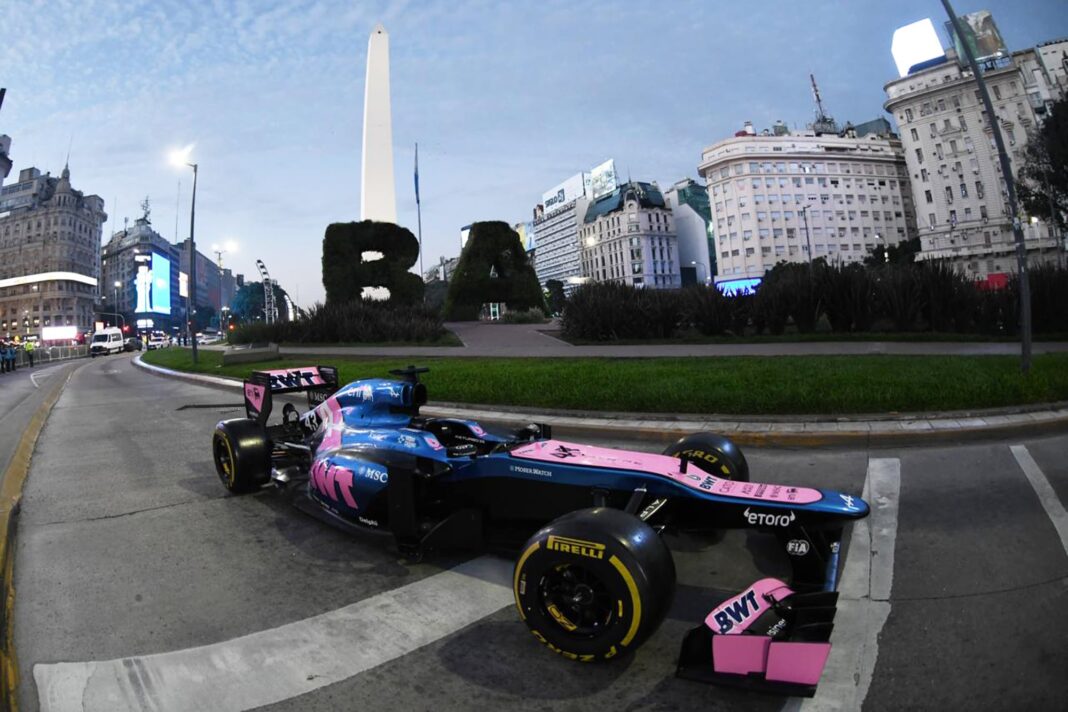 Lotus E20 de 2012 con los colores de Alpine en el Obelisco de Buenos Aires