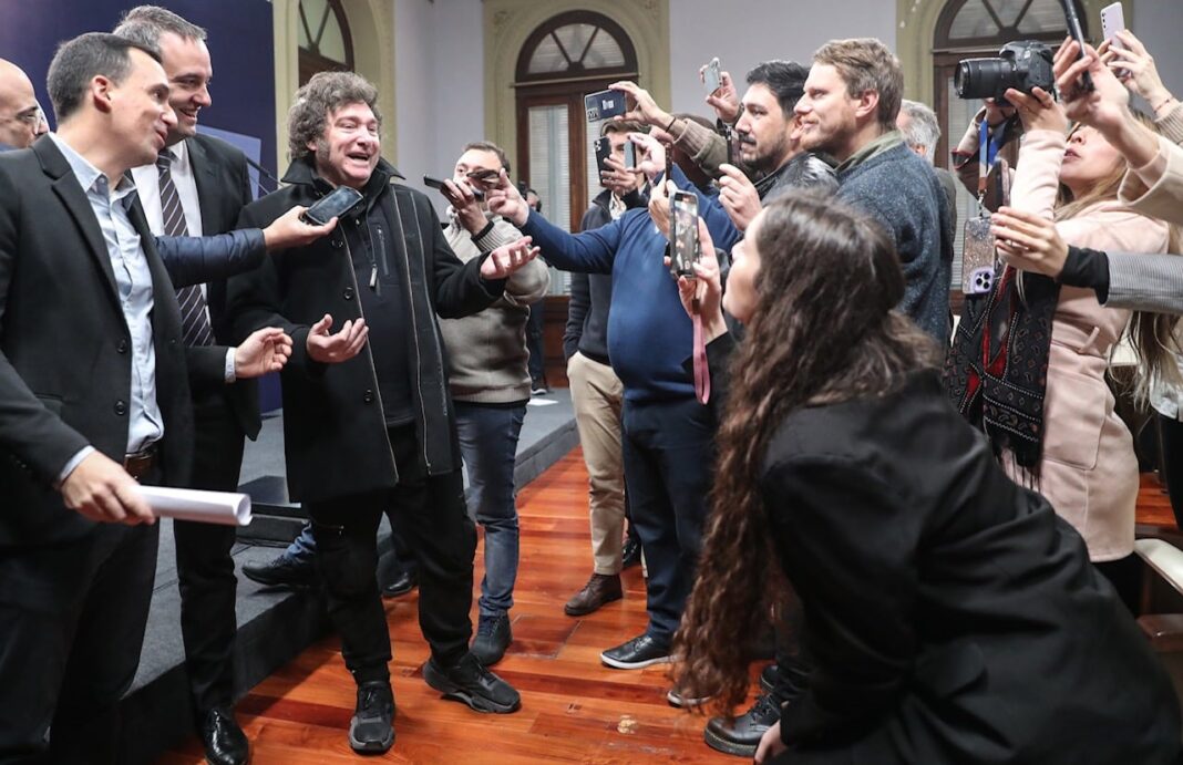 Funcionarios verifican credenciales de prensa en la entrada de la Casa Rosada