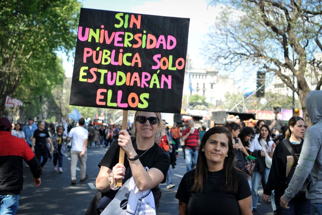 Estudiantes universitarios frente a una facultad durante el paro docente