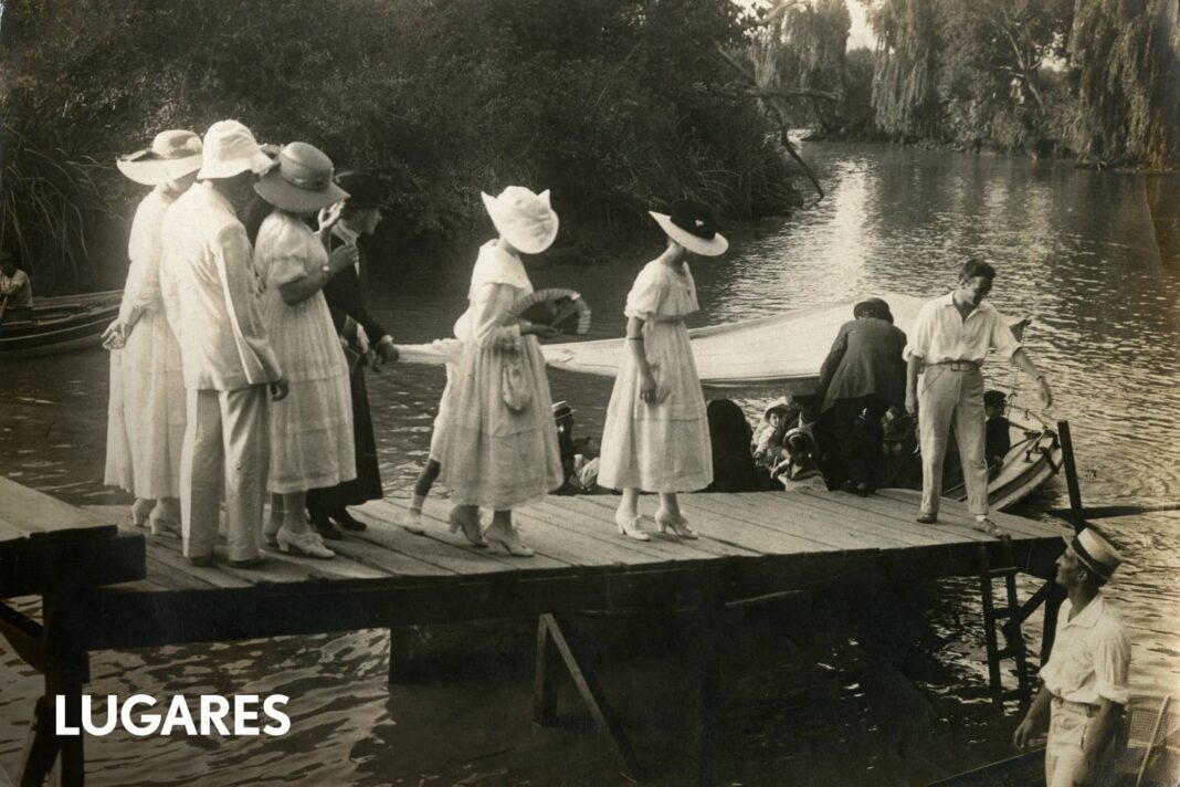 Fotografía histórica del río Luján en el Delta del Tigre, con embarcaciones tradicionales.