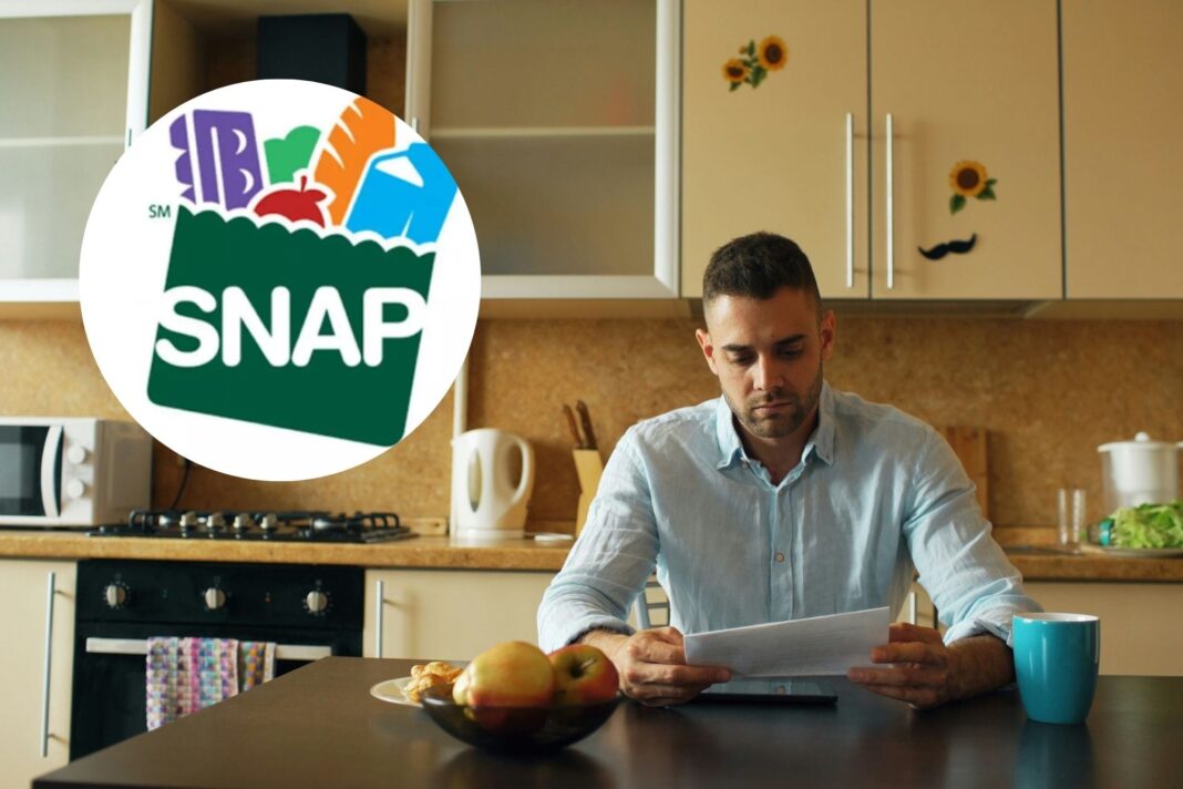 Persona en un supermercado comprando alimentos con cupones SNAP en Illinois