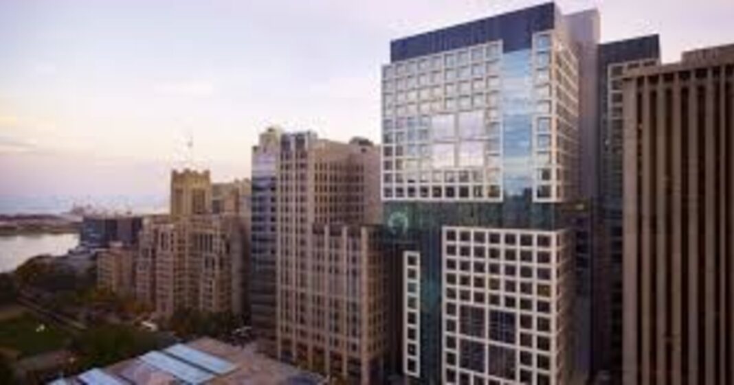 Gobernador JB Pritzker durante anuncio sobre salud pública en Illinois