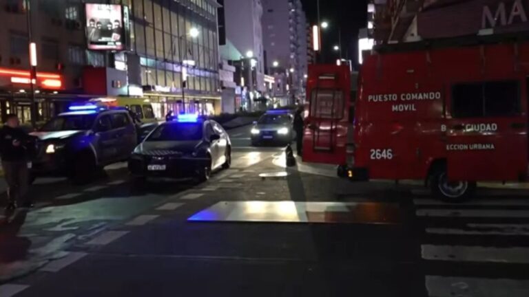 Edificio en llamas en avenida Corrientes con bomberos y ambulancias en la escena