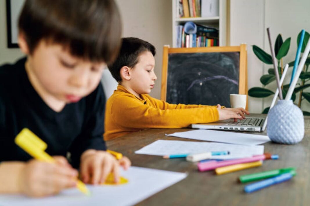 Representación gráfica de un aula con elementos de inteligencia artificial y tecnología educativa integrada.