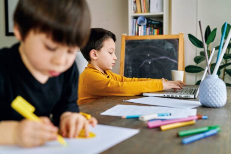 Representación gráfica de un aula con elementos de inteligencia artificial y tecnología educativa integrada.