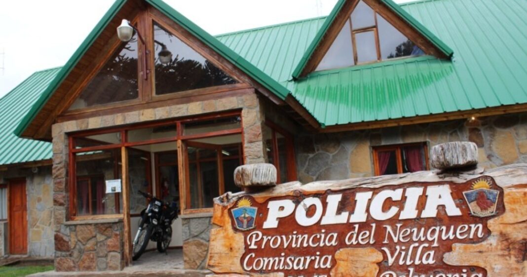 Ilustración de una casa con símbolos de fuego y justicia, representando el caso de intento de femicidio en Neuquén.