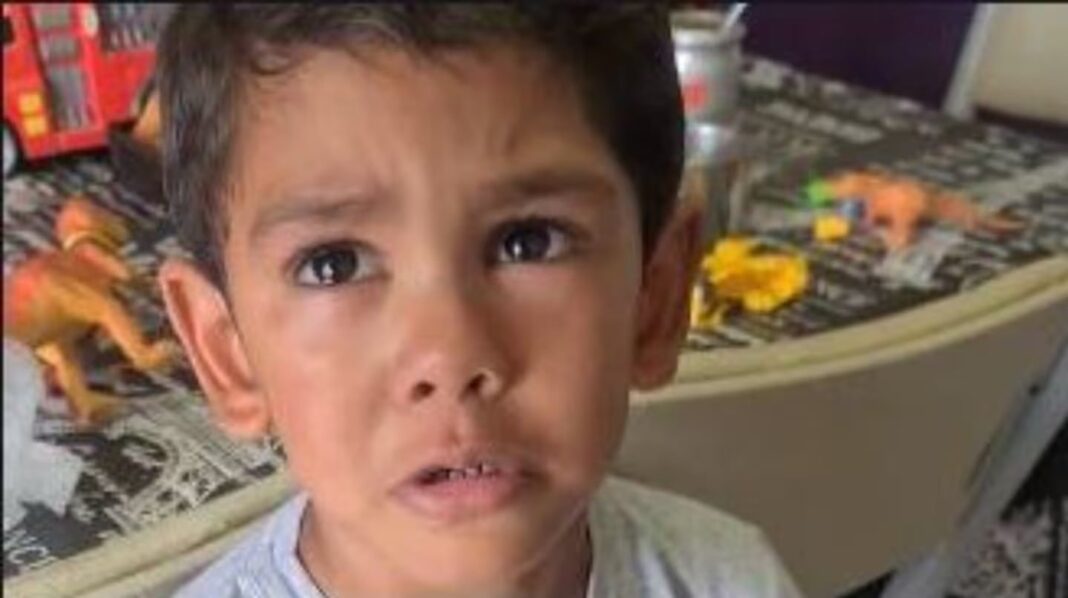 Ilustración genérica de silueta de niño con símbolo de interrogación, representando la investigación en curso.