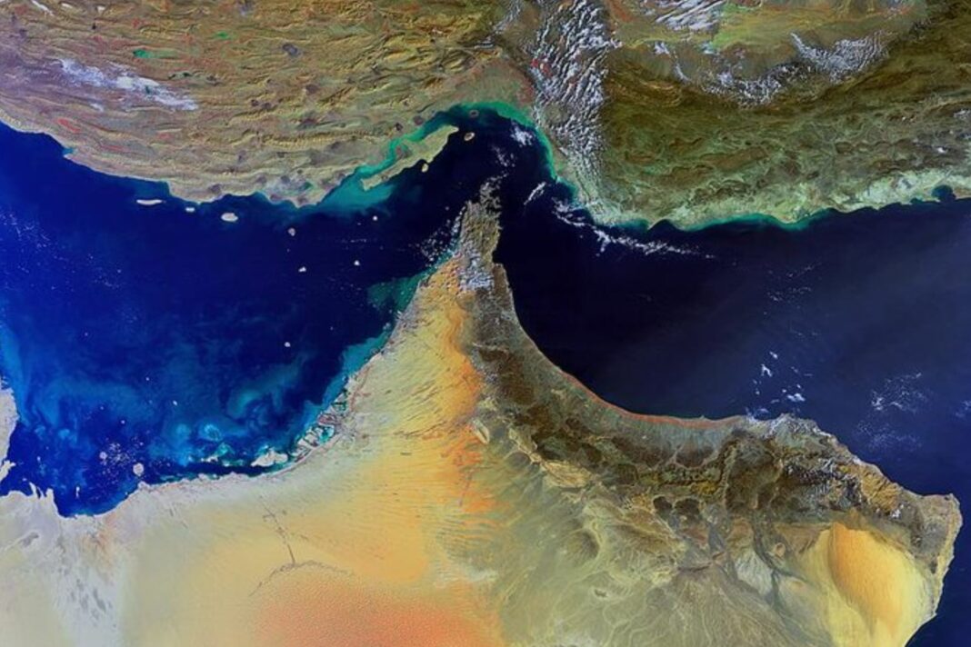 Mapa que muestra la ubicación estratégica del estrecho de Ormuz, por donde transita una gran parte del petróleo mundial.