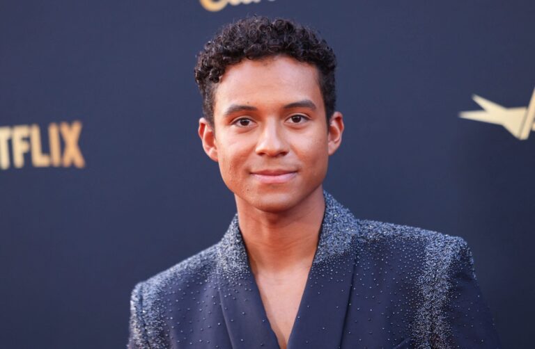 Jaafar Jackson caracterizado como Michael Jackson para la película biográfica.