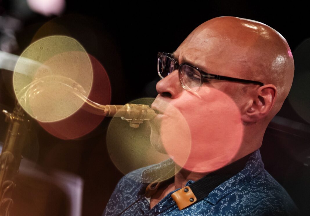 Público disfrutando de un concierto de jazz en un club íntimo de Buenos Aires.