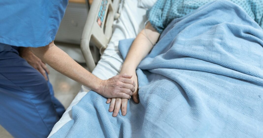 Joven sonriente recuperándose de una enfermedad grave en un hospital