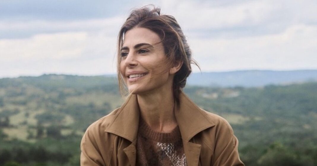 Juliana Awada sonríe junto a un grupo de amigos en la playa de San Bartolomé.